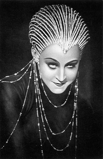 Harbou, Horst von. &quote;The Machine Man.&quote; Promotional photo. _Metropolis_. Dir. Fritz Lang, Perf. Brigitte Helm. 1926. Wikimedia. Murnau-Stiftung, DFF.